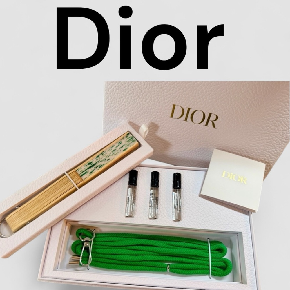 Dior Limited Edition Lucky
Christian Dior Green Summer
Fan Set - Picture 2 of 5